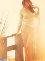 组图：米兰达香肩半露醉夕阳 身材丰满升级