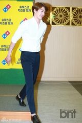 组图：韩星金宇彬喂萌娃吃披萨露暖男笑容