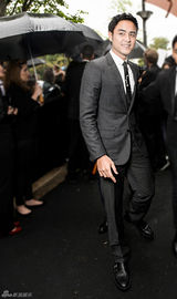 组图：明道巴黎看秀领带藏乾坤 粉丝围堵人气高