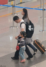 独家：赵普带女儿现身机场出国游 神秘美女相随