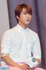 独家：郑容和会粉丝 白衣粉裤弹吉他校草气质