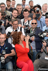 组图：索菲亚-罗兰红衣风情 80岁老女神揽爱子