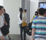 组图：姚晨素颜与家人现身机场 抱小土豆遭围观