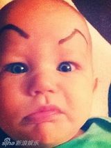 组图：充话费送的！萌宝被父母画粗眉秒变囧娃