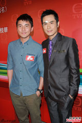 组图：郑嘉颖眉心撞倒流血 杨怡取笑拍档冒失鬼