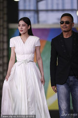 组图：张馨予纯白长裙亮相 李佳航帅气