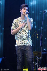 组图：炎亚纶演出人气爆棚 自曝好身材下次再秀