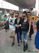 组图：张柏芝抵京粉丝热情 潮装搭马尾清纯靓丽