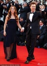 组图：威尼斯开幕红毯 演员爱德华-诺顿玩自拍