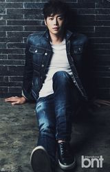 组图：韩星金载沅拍写真 杀人微笑展熟男魅力