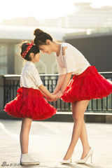 组图：毛林林“亲子”写真 与张籽沐宛如母女