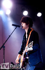 组图：郑俊英新专辑首秀 圆框眼镜卖萌搞笑