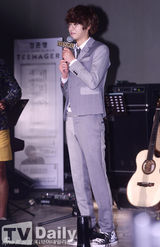 组图：郑俊英新专辑首秀 圆框眼镜卖萌搞笑