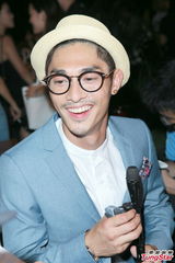 组图：谢婷婷参加酒会 林德信自称打扮像德普