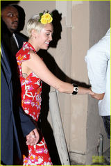 组图：花姑娘！麦莉鲜红乱花连衣裤惹人眼