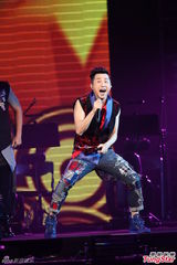 组图：多变哈林(庾澄庆)唱金曲 登小巨蛋万人同欢