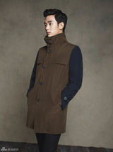 组图：金秀贤新写真 冷峻表情再现外星都教授