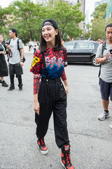 组图：张雨绮潮服现身秀场 俏皮造型玩转混搭风