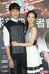 组图：郑元畅偷袭张钧宁胸部 拍床戏来真的！