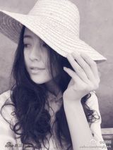 组图：佟丽娅戴草帽田园风情 网友赞披抹布都美