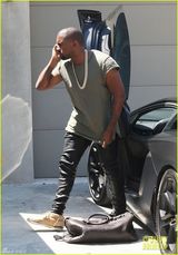 组图：坎耶反穿衣带大金链开名车土豪范儿