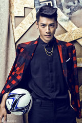 组图：罗云熙最新大片化身魅力足球先生