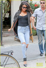 组图：赛琳娜出街上围激增 紧身凸点汗湿娇羞