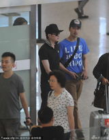 组图：新婚赵又廷现身机场 偶遇冯绍峰互送拥抱