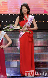 组图：韩国小姐诞生 50名佳丽似同一人