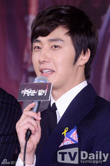 组图：《巡夜人》丁一宇郑允浩西服亮相显英气