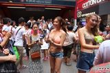 组图：美女爆乳街头 被老人索要卫生巾