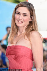 组图：威尼斯开幕红毯 女星朱莉-嘉叶红裙亮相