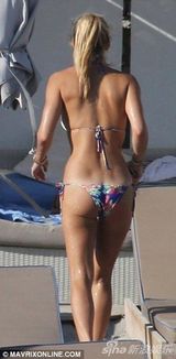 组图：芭儿-莱法利比基尼出海 与光头男友激吻