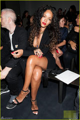 组图：敞胸走遍时装周！蕾哈娜深V装挤胸秀纹身