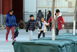 组图:张艺谋全家福首曝光 陈婷携3子女温馨出镜