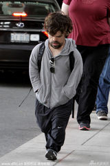 小恶魔彼特丁拉基现身机场 锁眉头心事重重(图)