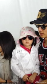 组图：吴尊抱女儿现身机场 拒收粉丝糖果做严父