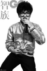 组图：华晨宇曝鬼马写真 黑白西装潮范十足