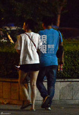 组图：李小冉素颜穿人字拖与老公观影 恩爱甜蜜