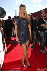 组图：变性人Laverne Cox穿包臀裙大秀丰胸美腿