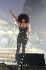 组图：Lady Gaga性感助阵皇后乐队 贝壳胸衣挤成爆乳