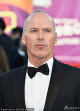 组图：威尼斯开幕 迈克尔-基顿光头帅气亮相