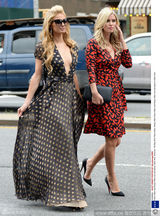 组图：想秀得有料！帕丽斯-希尔顿深V装出街露飞机场