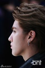 组图：EXO出席时装周开幕 携女模走秀帅气十足