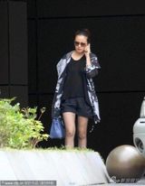 幻灯图：赵薇戴黑超现机场 举家返新加坡探女儿