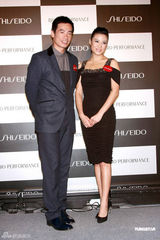 组图：廖碧儿亲自上阵为陈豪护肤 现场打情骂俏