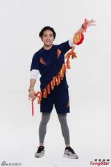 组图：谭咏麟化身教练率领环球名星队拜年