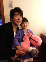 组图：森碟为郎朗献花 获赠可爱粉红马年公仔