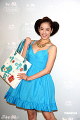 高清图：王心凌短裙走秀 大摆可爱姿势展青春活力