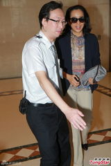 组图：最美奶奶朱玲玲亲自拍孙儿 佣人送脚架